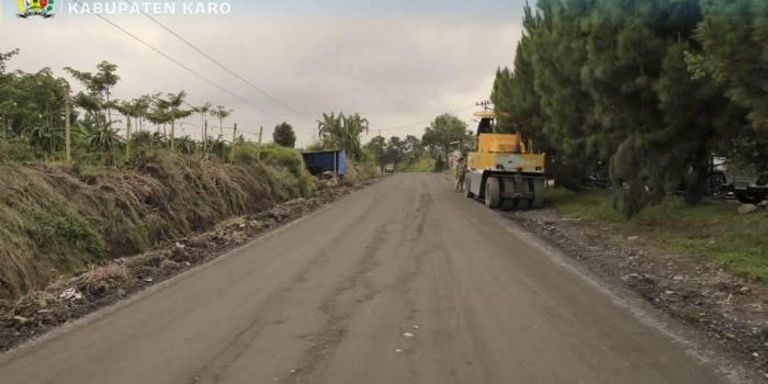 Alat berat memperbaiki jalan penghubung Simpang Empat menuju Payung di Kabupaten Karo.