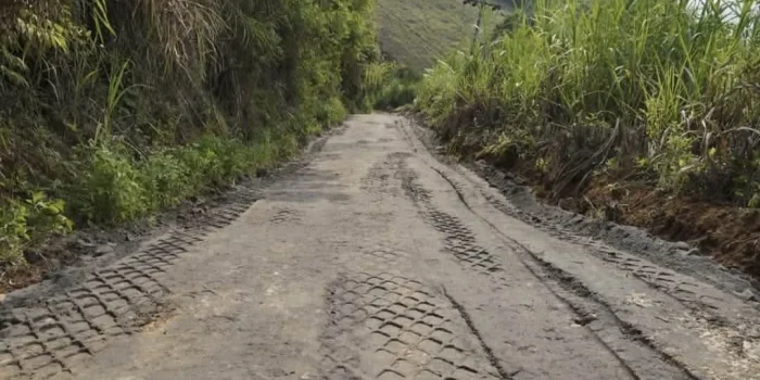 Pemkab Karo memperbaiki jalan penghubung Desa Kutabuluh dan Desa Kutamale.