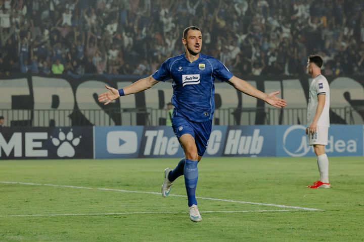Pemain Persib Bandung Balsa Sekulic merayakan gol saat menghadapi Melbourne Victory.