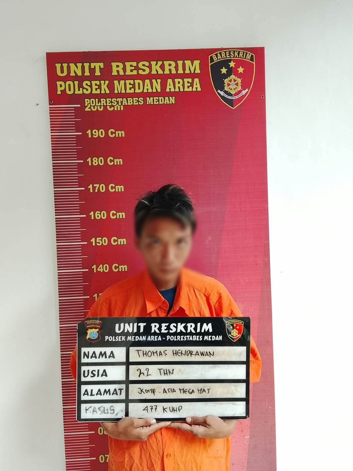 Polisi menunjukkan tersangka pembobolan toko grosir di Medan Area.