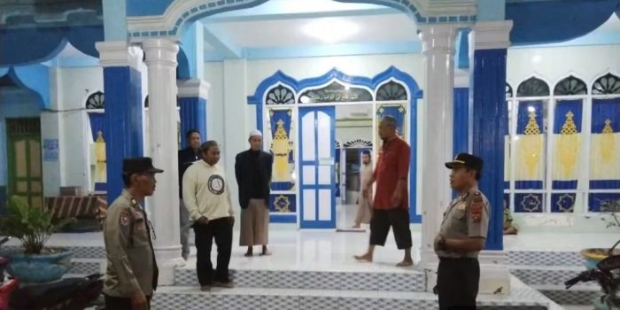 Personel Polsek Tigabinanga melaksanakan patroli subuh di lingkungan masjid.