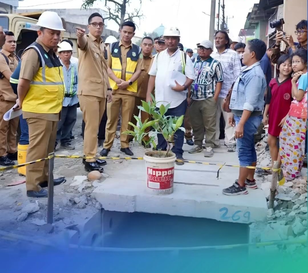 Wali Kota Medan Rico Waas meninjau pekerjaan infrastruktur bersama petugas dan masyarakat.