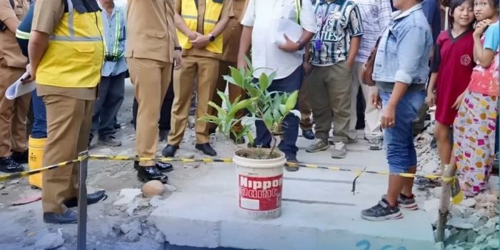 Wali Kota Medan Rico Waas meninjau pekerjaan infrastruktur bersama petugas dan masyarakat.